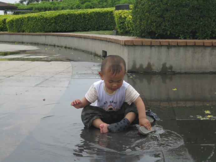 孩子玩水.jpg